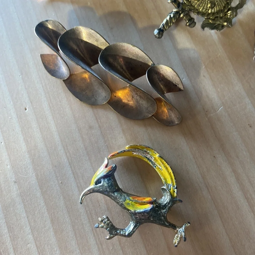 Eight vintage pins assorted‎ broaches